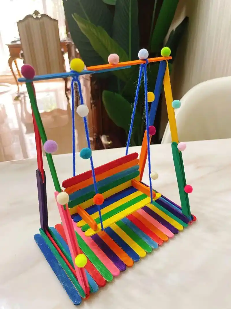 手工工艺品～彩虹秋千 材料:颜料,冰棍棒(共消耗58根棒子),胶水,刻刀