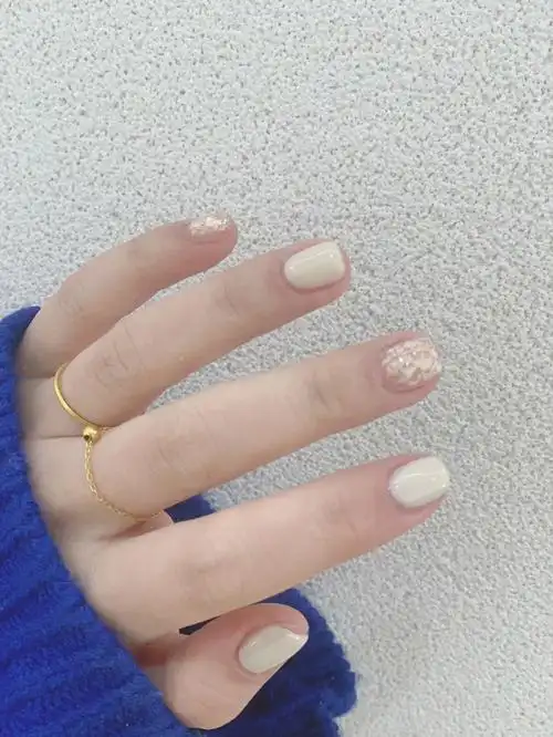 奶白色贝壳美甲短指甲美甲