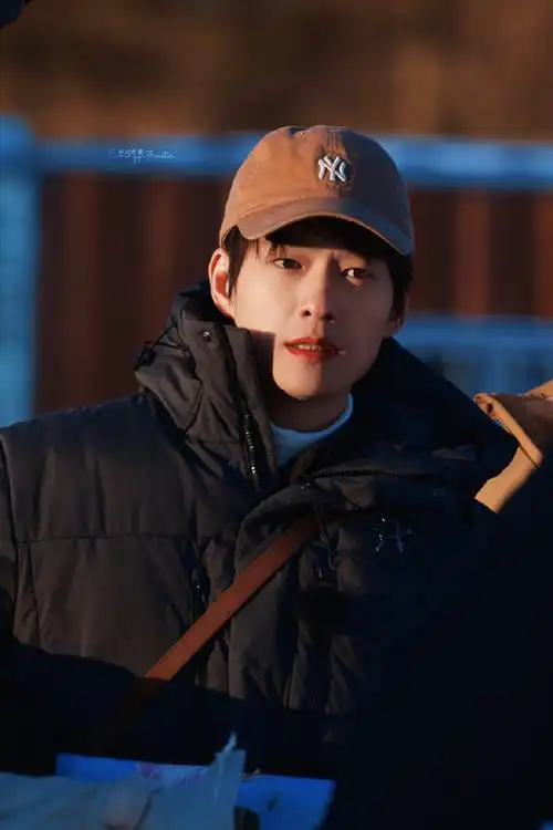 叮90@魏大勋今日高光ootd——mlb cp77棒球帽锁定率性造型,瞩目氛围