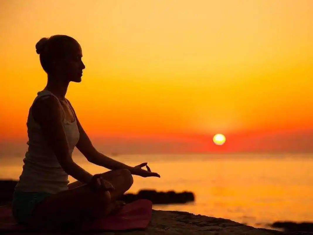 冥想的种类:  1,静坐冥想:以一种轻松,舒适的方式来进行的沉思默想,其