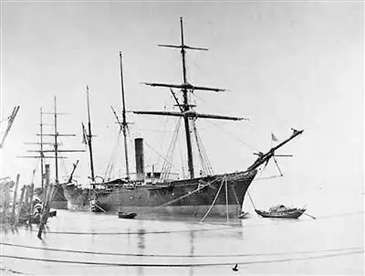 1872年4月12日下水的木壳巡洋舰"扬武"号泊靠厂岸准备舾装