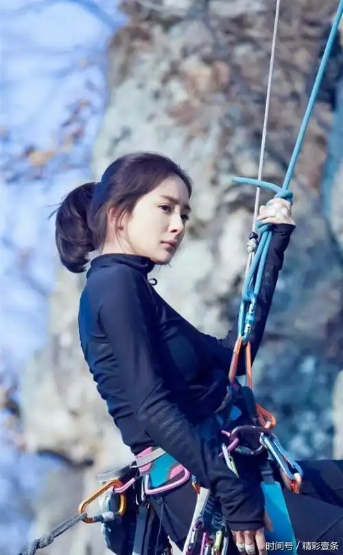 杨幂拍摄《逆时营救》现场看了这画面连路人都心疼