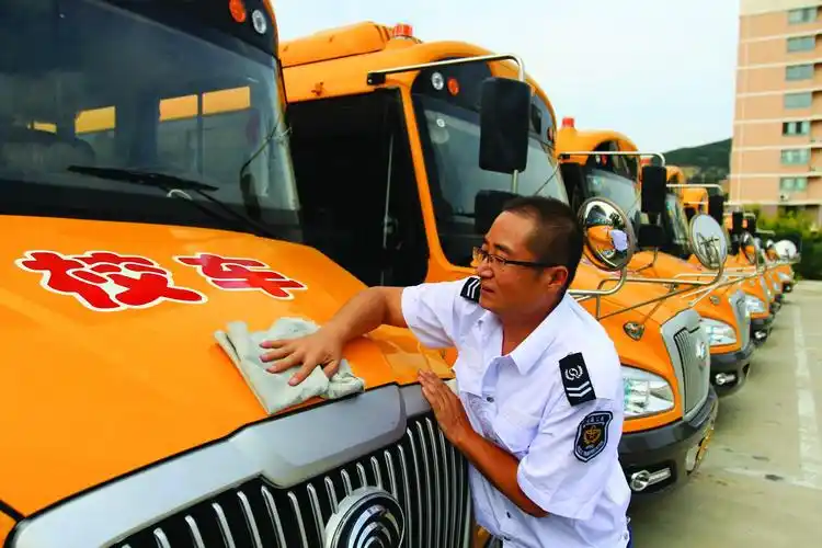 按照规定,校车的时速在城市道路上不得超过60公里/小时,在省际道路和