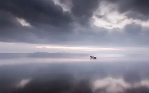 平静的海面上,船,云 壁纸 - 1920x1200