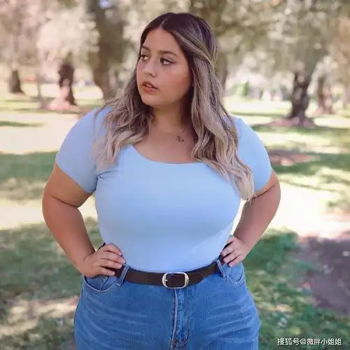 她是微胖芭比女神,拥有让人怜爱的面容:丰满翘臀,凹凸有致.