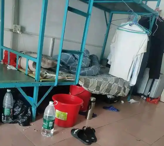 首先说一下工厂宿舍,大部分工厂宿舍都是8个人一起住的脏乱差不说.