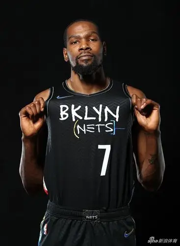 篮网队拍摄新赛季球员写真 杜兰特欧文造型满分