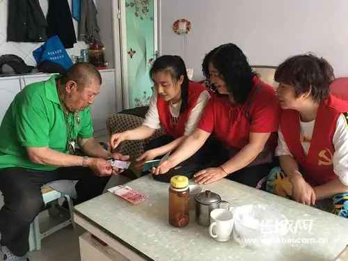 韩素萍和社区工作人员上门将丢失的物品归还失主.