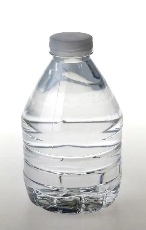 一瓶矿泉水,装在一个干净的一次性瓶子里图片