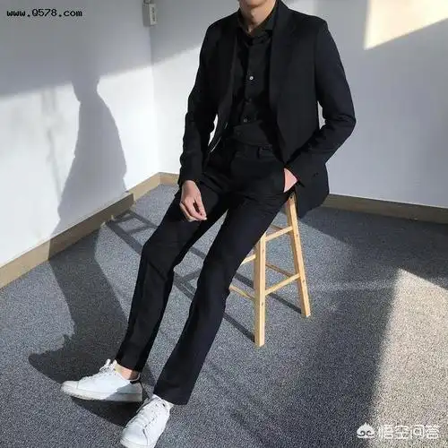 男士黑衬衫配什么裤子好看?_时尚_品阅网