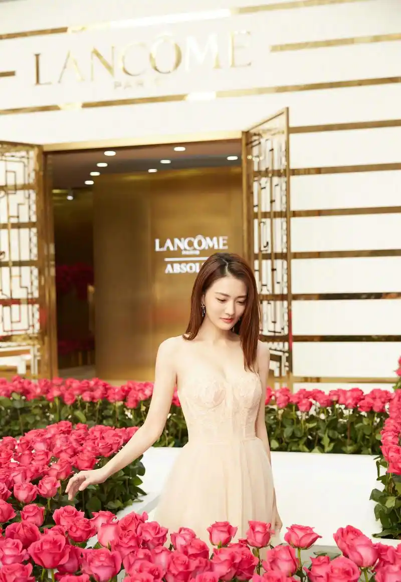 徐璐出席活动,身穿杏色抹胸长裙身材窈窕,置身花海如同花仙子