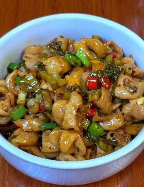 酸菜肥肠这样做,肥肠有嚼劲,咸香酸辣~_食材_料酒_做法