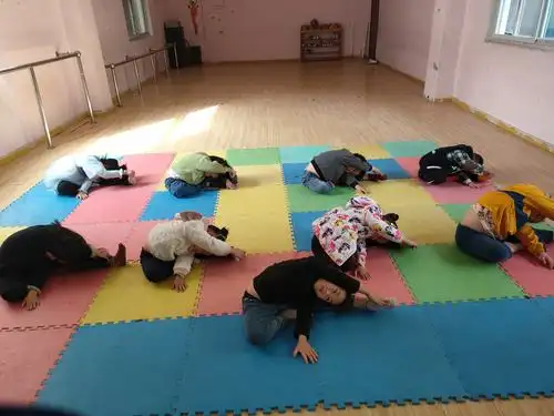 压横叉,有的小朋友有点小情绪哦.