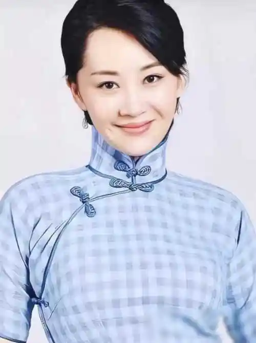 55岁许晴清醒独立,撩汉无数引热议!