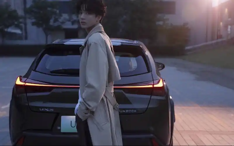 王俊凯嘉人now还有谁没有看过帅哥王俊凯开车撩头发太飒了