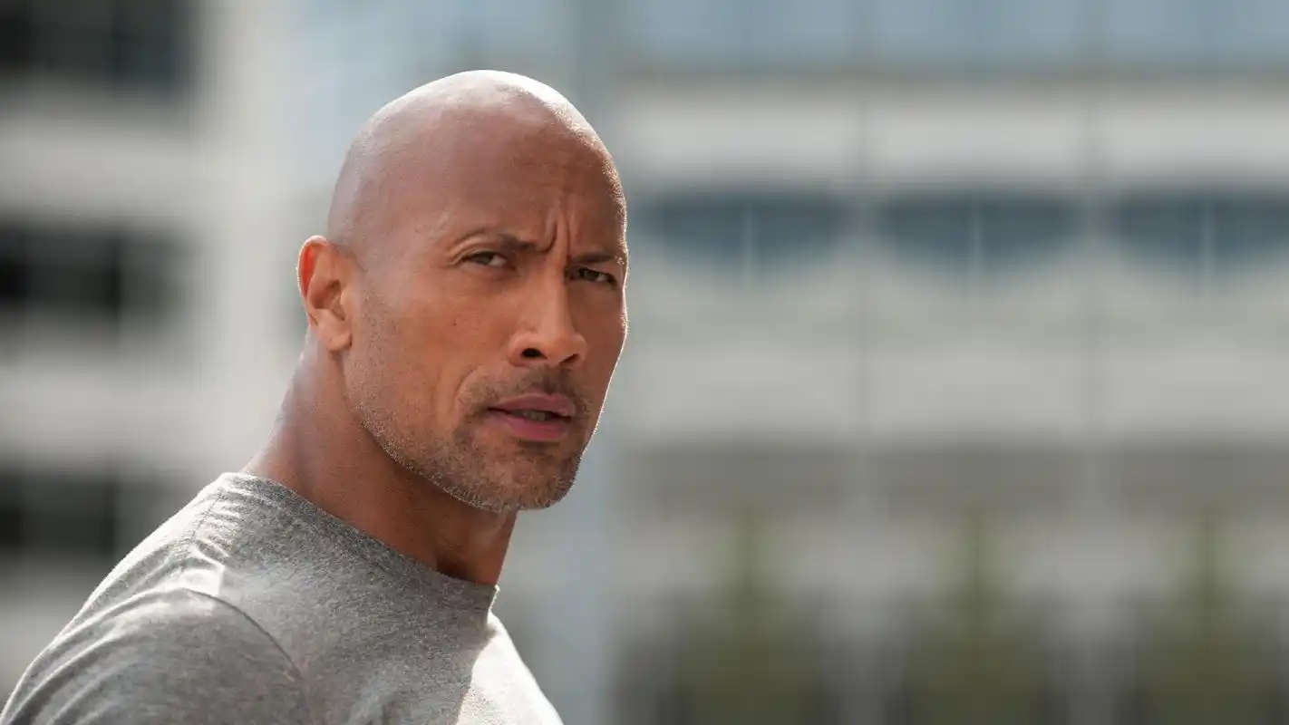 他在体育界成名后,触角逐渐伸向影视圈,成为施瓦辛格的接班人