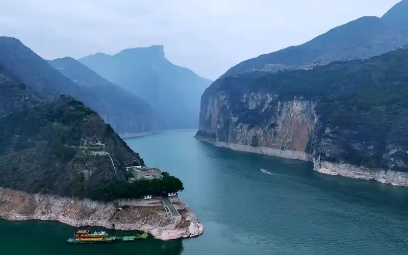 白帝城中云出门,白帝城下雨翻盆