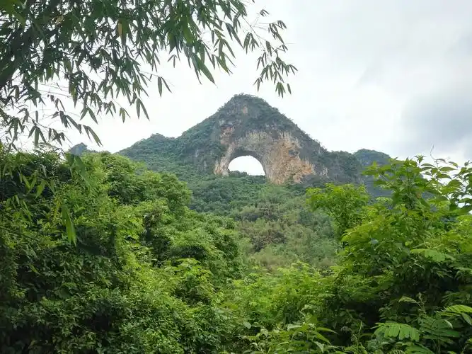 广西壮族自治区桂林市阳朔县321国道靠近月亮山景区