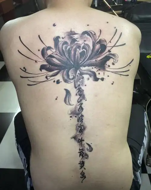 彼岸花纹身图片_背部水墨纹身图案