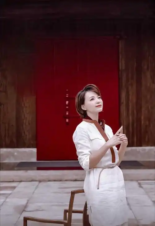 董卿高颜值任性,穿一袭睡衣质感的丝质衬衫搭配阔腿裤,高级大气