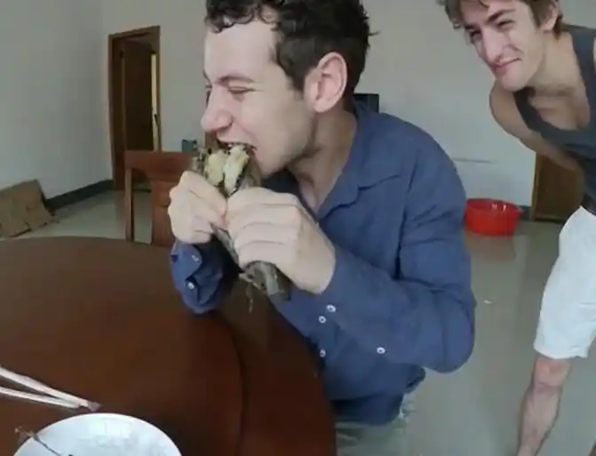 外国人第一次吃粽子,用尽九牛二虎之力,啃了半天粽子叶