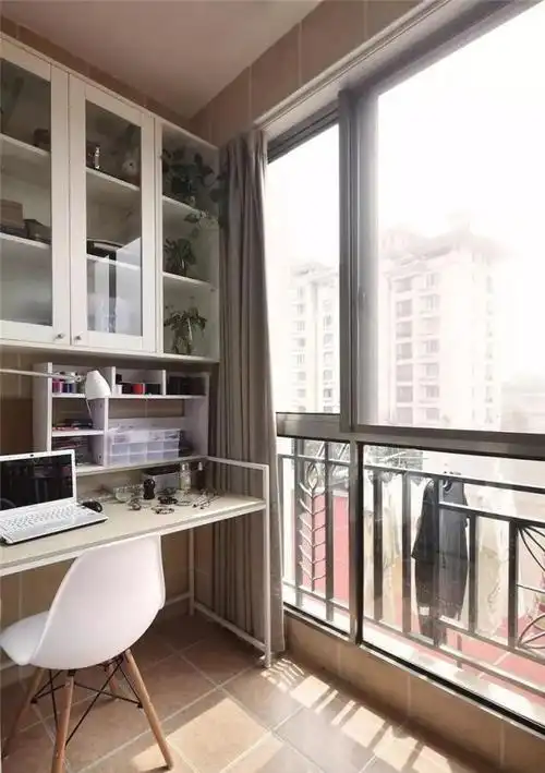 一个简单电脑桌,上面是三层橱柜,既满足了收纳,还可以当做书房来使用.