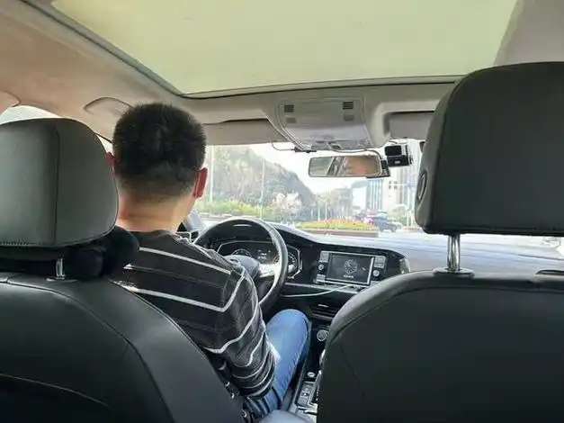 滴滴驾驶员杨灿网约车里的先锋力量