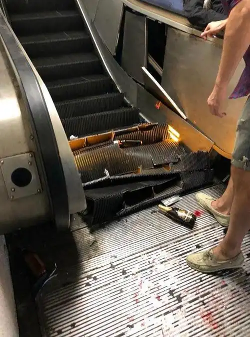 据《镜报》报道,罗马一个地铁站的扶手电梯出现故障,导致一名球迷脚部