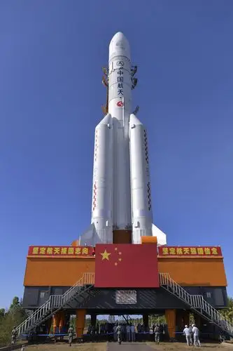 7月17日在中国文昌航天发射场拍摄的长征五号遥四运载火箭.