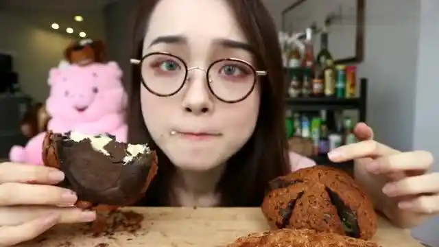 美女吃面包,大口大口吃的津津有味,好诱人