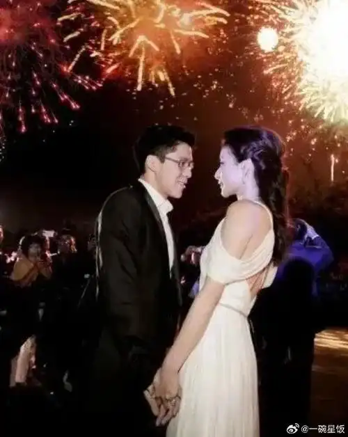 郭晶晶12年前的婚礼那年,这么一桌子的大阵仗,不愧是豪门婚礼,在座的