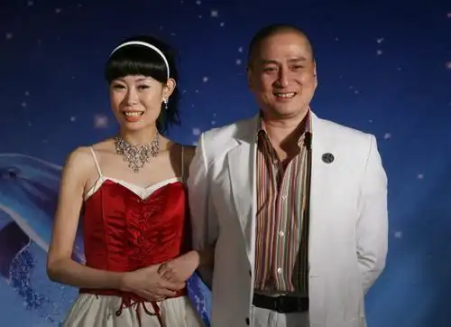 汤镇业迎娶青岛新娘 下跪重现求婚一幕