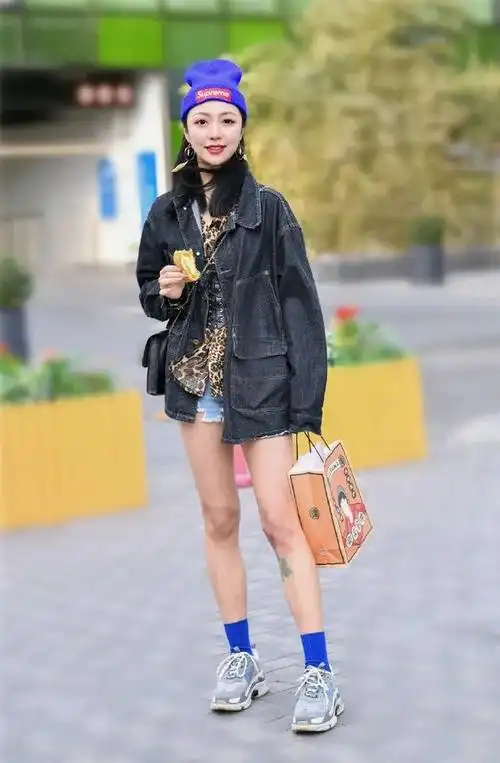 穿牛仔外套的时尚女生