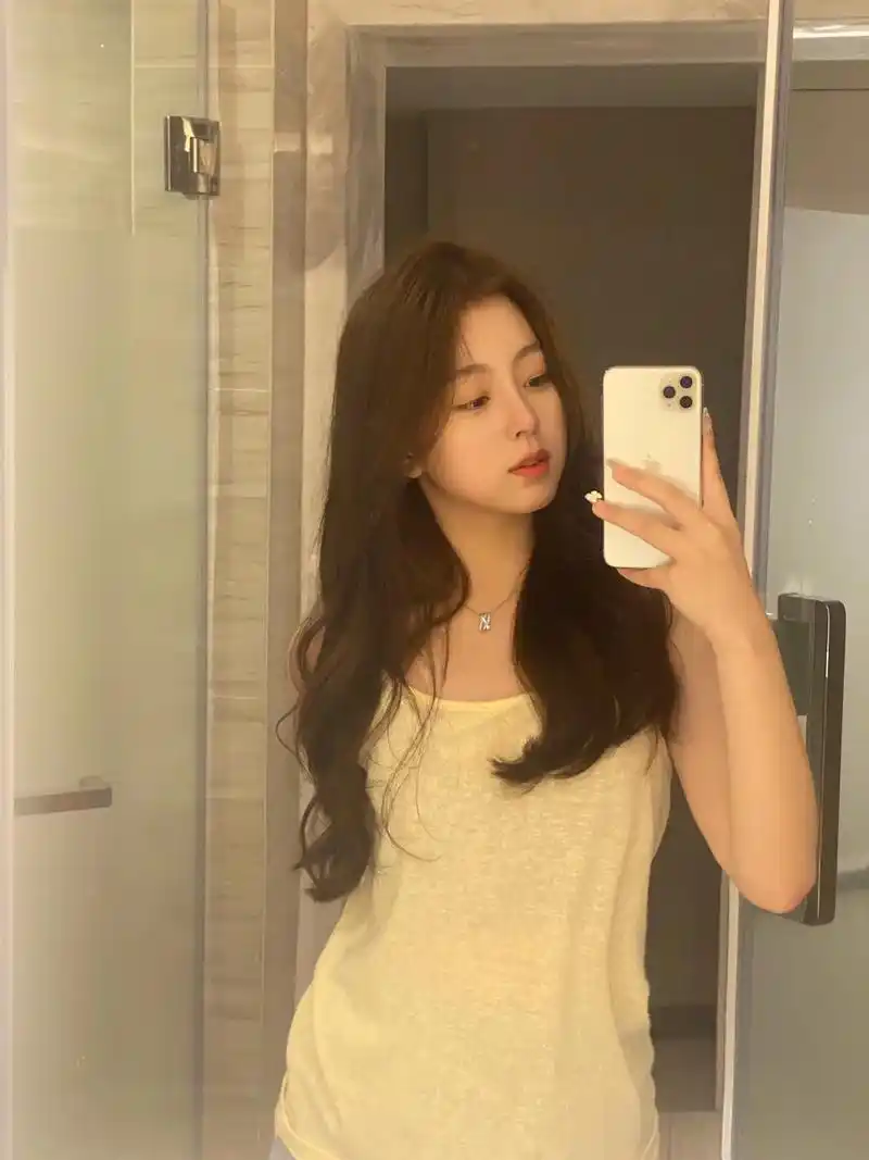 跟波热度吧小宝们.#对镜拍 #笨蛋美女 #分享照片 #纯情女 - 抖音