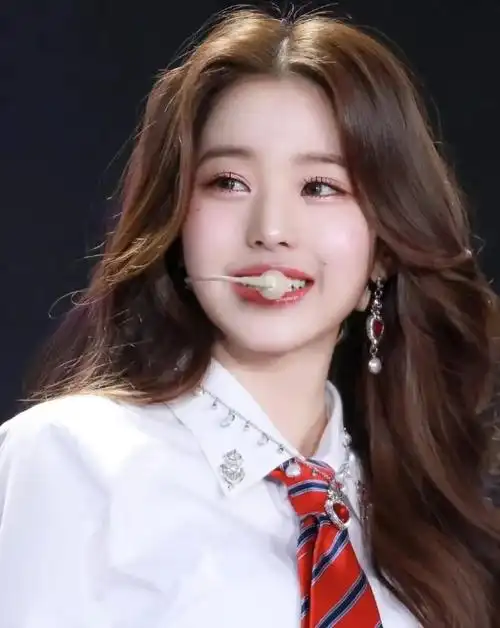 鞠婧祎:从平平无奇的土味路人,蜕变成氛围感女王