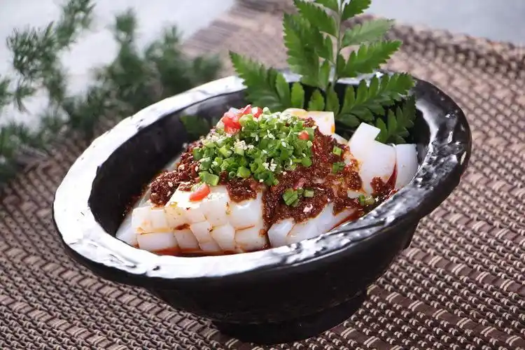 p>伤心凉粉是四川省的一道著名的客家小吃;伤心凉粉一说有二解:一为