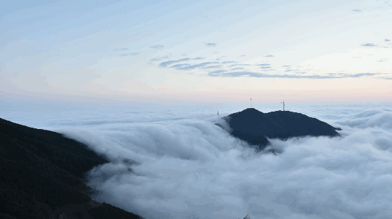 幸运的话,还能一睹云海日出的波澜壮阔,看到大熊山的第一缕霞光.