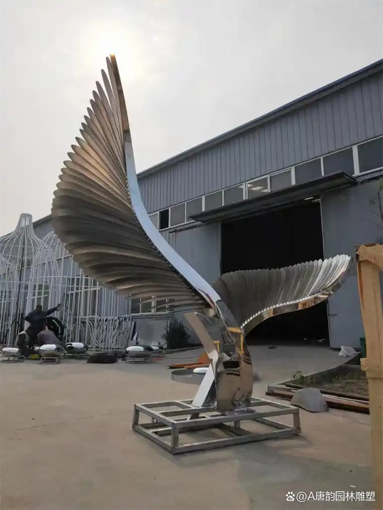 不锈钢抽象翅膀雕塑,地产景观小品定制厂家