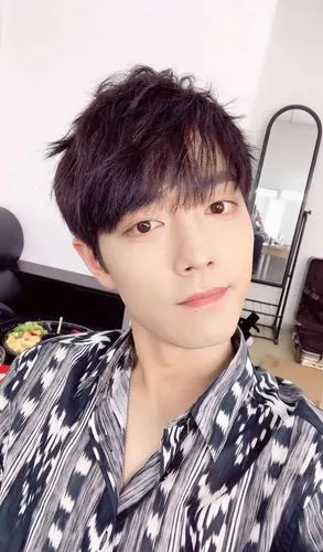 肖战自拍合集,这么可爱的邻家小哥哥怎能不喜欢!