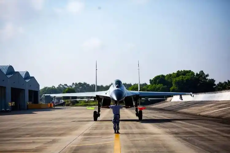 起飞直击战机编队跨昼夜飞行训练多图直击