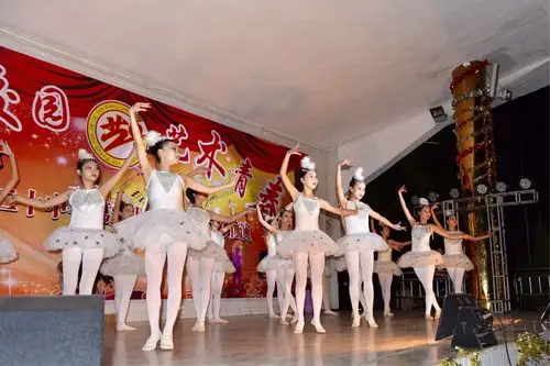 开场表演《春天的芭蕾》——学校舞蹈队
