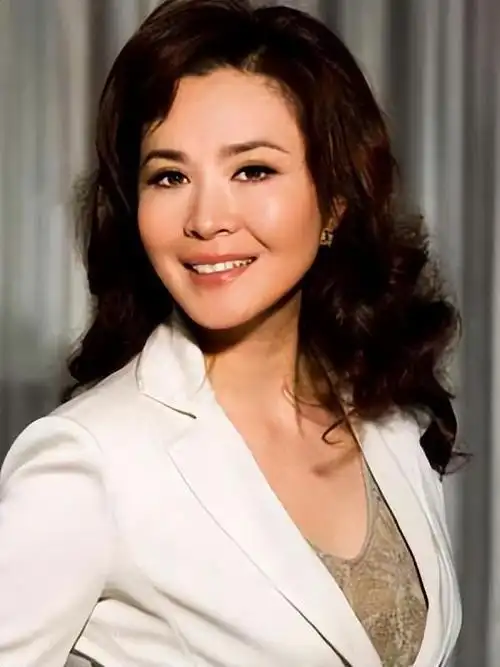 央视主持董浩办画展,衣着朴素现老年斑,尤小刚前妻田歌貌美如花