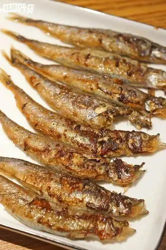 椒盐多春鱼 24元/份鱼的个头虽不大,鱼腹中却装满了鱼籽肉质嫩滑,煎好