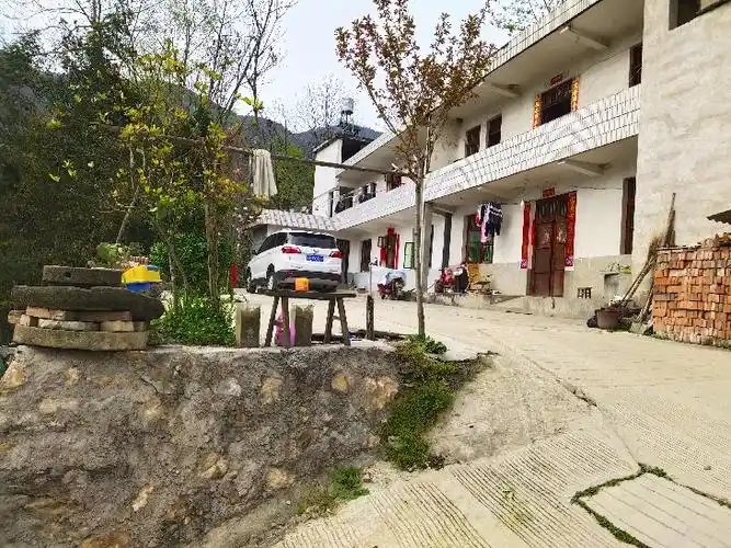 路通 人和 村富 ——洋县溢水镇时家坡村的蝶变