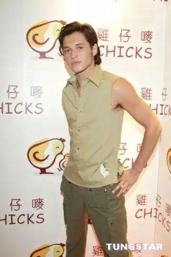 图文:明星出席新店开幕 半裸男模特激凸抢镜(4)