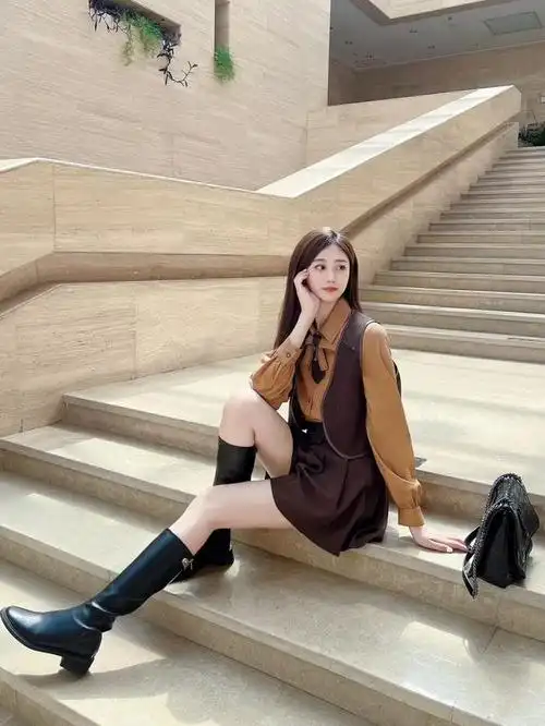 9个简约实用的楼梯拍照姿势,学会起来,拍照自然有魅力