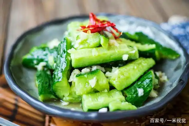 凉拌黄瓜,10人9个做法不对,饭店大厨隐藏了啥秘密?