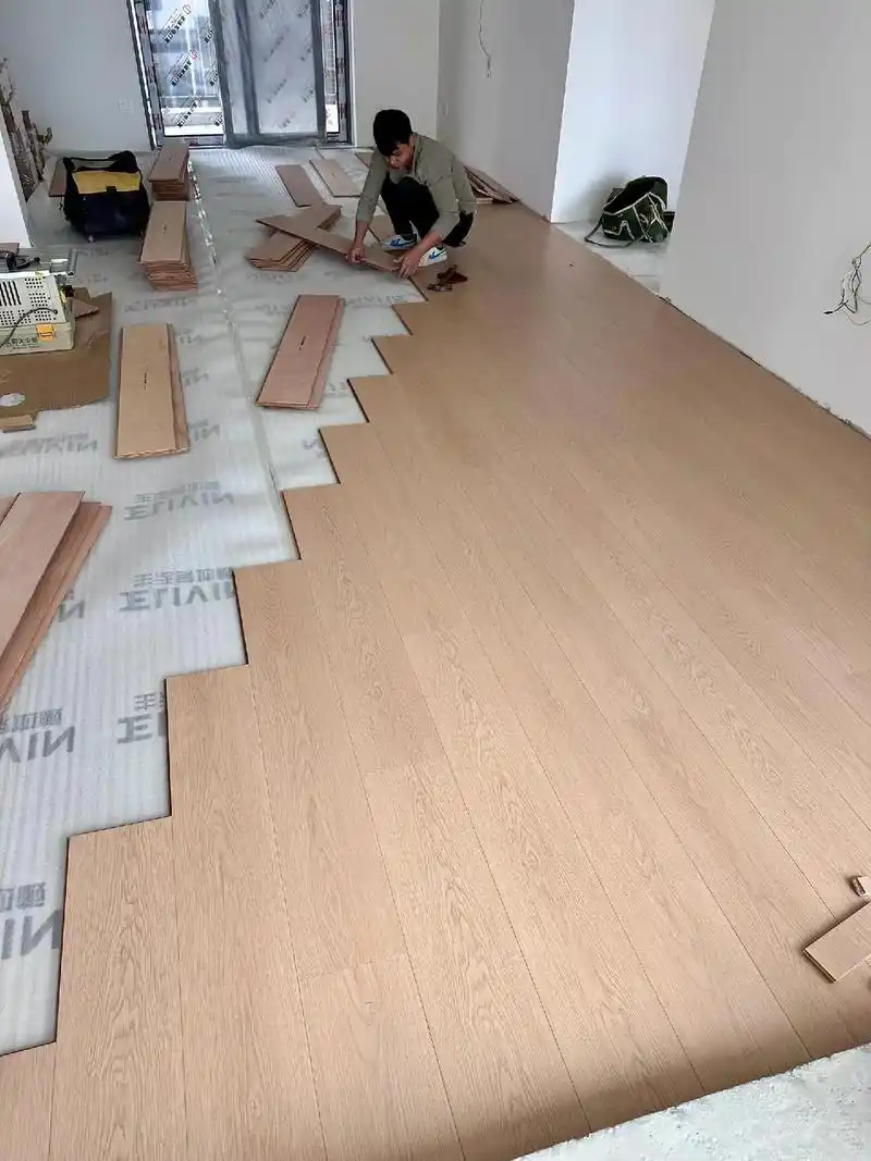 寓意好是步步高 生活家的画春堂全屋通铺,连飘窗也铺上木地板,奶油