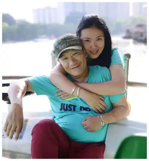 谢东携孕妻祭拜父母,妻子肚大如箩无人扶,曾被传是侯宝林私生子_事情