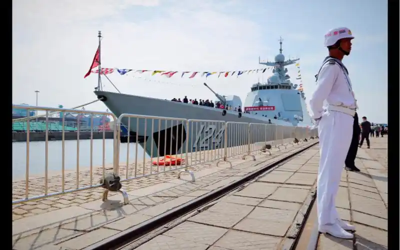 海军开放日参观052dl型导弹驱逐舰124开封舰